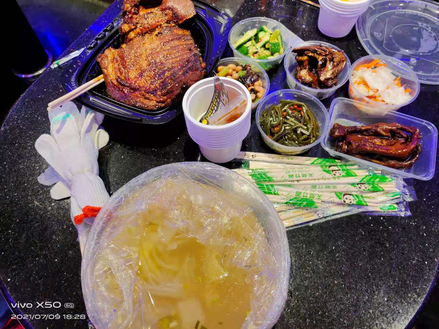 員工生日團康聚餐唱歌